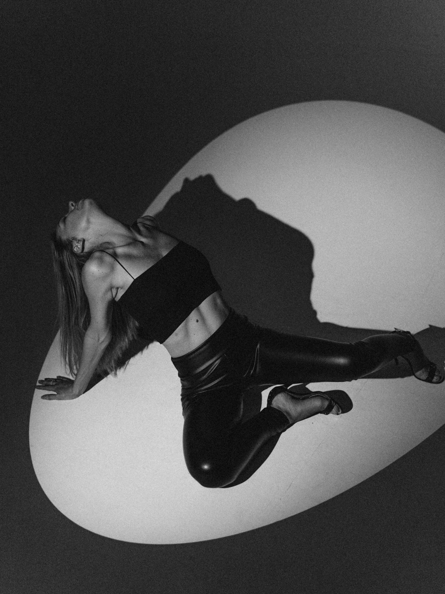 Отправляемся к звездам с альтернативной командой JRMI, обнуляем трудности речитативом мэтра, релаксируем при прослушивании лоуфайного альбома Eremialx, забываем прошлое в компании поп-фрешмена НЕОНЫ, рассуждаем о любви под гитару Валерия Архипова, мешаем жанры с «не героем» Джуйсом и танцуем, подрубив рок-н-ролльных Pizza Delivery Boyz.