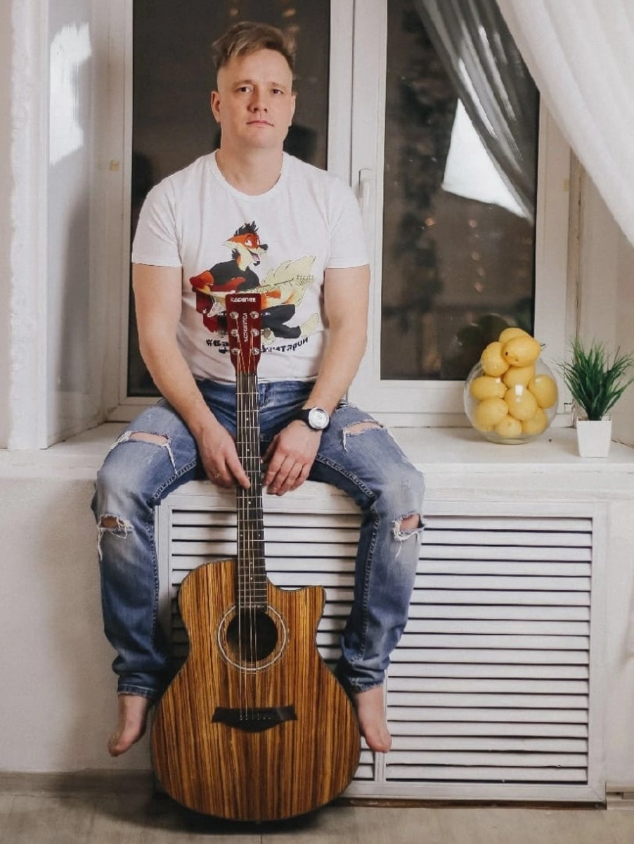 Отправляемся к звездам с альтернативной командой JRMI, обнуляем трудности речитативом мэтра, релаксируем при прослушивании лоуфайного альбома Eremialx, забываем прошлое в компании поп-фрешмена НЕОНЫ, рассуждаем о любви под гитару Валерия Архипова, мешаем жанры с «не героем» Джуйсом и танцуем, подрубив рок-н-ролльных Pizza Delivery Boyz.