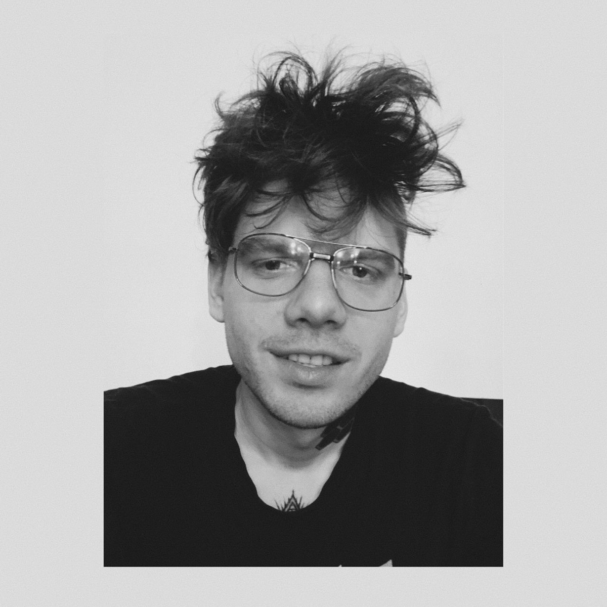 Отправляемся к звездам с альтернативной командой JRMI, обнуляем трудности речитативом мэтра, релаксируем при прослушивании лоуфайного альбома Eremialx, забываем прошлое в компании поп-фрешмена НЕОНЫ, рассуждаем о любви под гитару Валерия Архипова, мешаем жанры с «не героем» Джуйсом и танцуем, подрубив рок-н-ролльных Pizza Delivery Boyz.