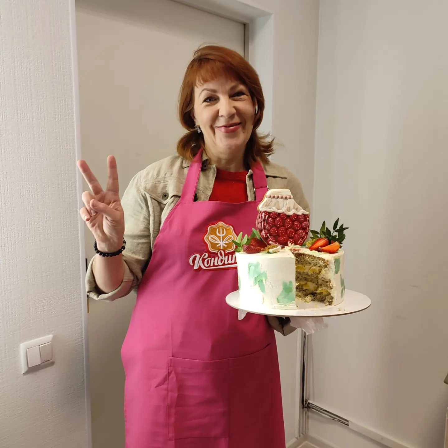 Еще одна жительница Владимира удивила членов жюри популярного шоу «Кондитер»! Анна Филиппова угостила Рената Агзамова и компанию тортом с клубникой. И устоять против него никто не смог. В результате наша землячка получила все три «да» и путевку в финал популярного проекта. О том, как это было, Анна рассказала нашему изданию.