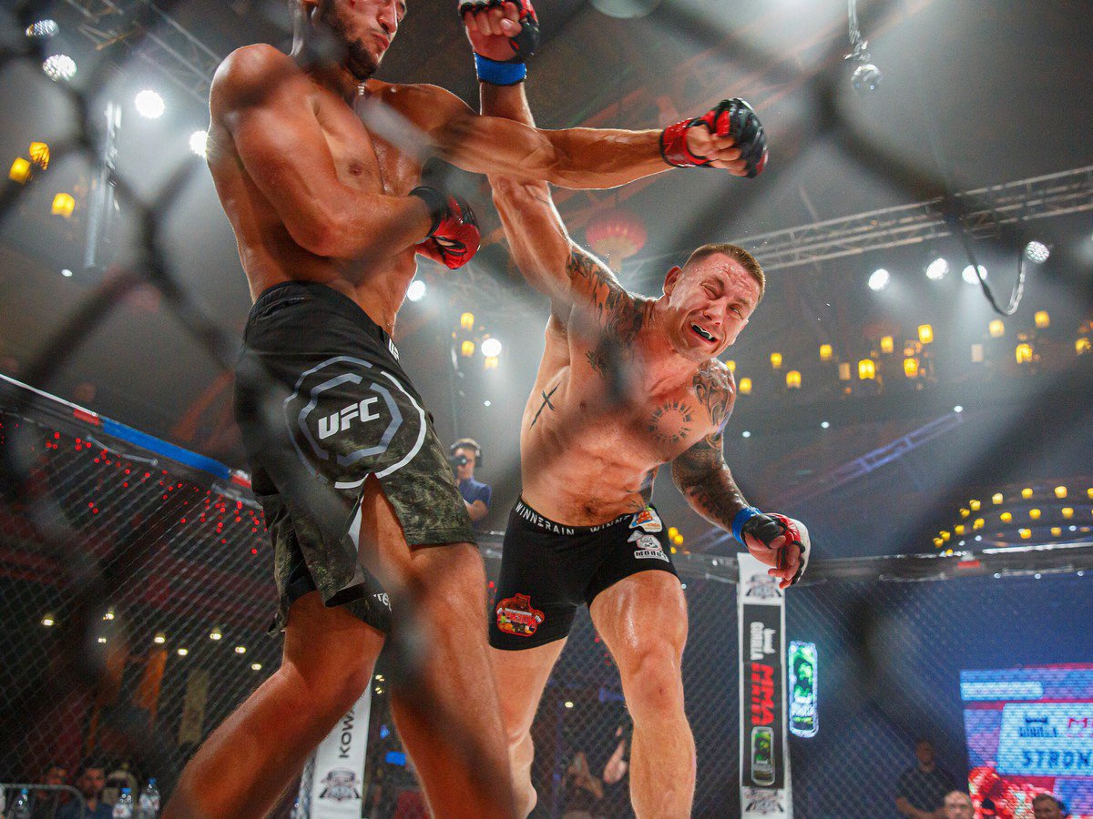 Муромский Макгрегор продолжает радовать своих фанатов. На этот раз поединок с участием Сергея Бобрышева стал лучшим в номинации «Бой года». Опять! За него проголосовали фанаты серии ММА. Самого спортсмена уже узнают на улицах и любят. Причем не только за успехи в октагоне, но и харизму.