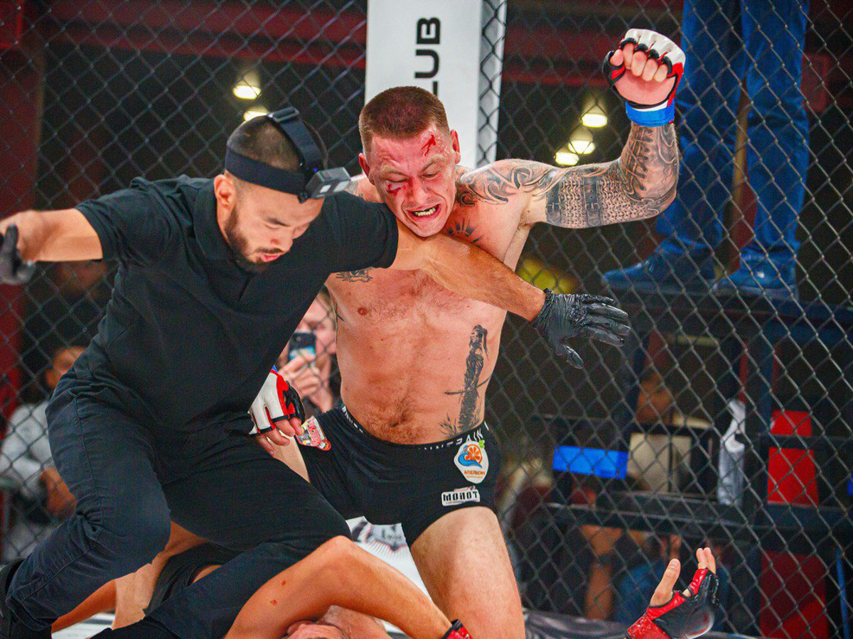 Муромский Макгрегор продолжает радовать своих фанатов. На этот раз поединок с участием Сергея Бобрышева стал лучшим в номинации «Бой года». Опять! За него проголосовали фанаты серии ММА. Самого спортсмена уже узнают на улицах и любят. Причем не только за успехи в октагоне, но и харизму.