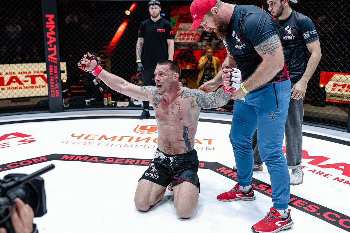 Муромский Макгрегор продолжает радовать своих фанатов. На этот раз поединок с участием Сергея Бобрышева стал лучшим в номинации «Бой года». Опять! За него проголосовали фанаты серии ММА. Самого спортсмена уже узнают на улицах и любят. Причем не только за успехи в октагоне, но и харизму.