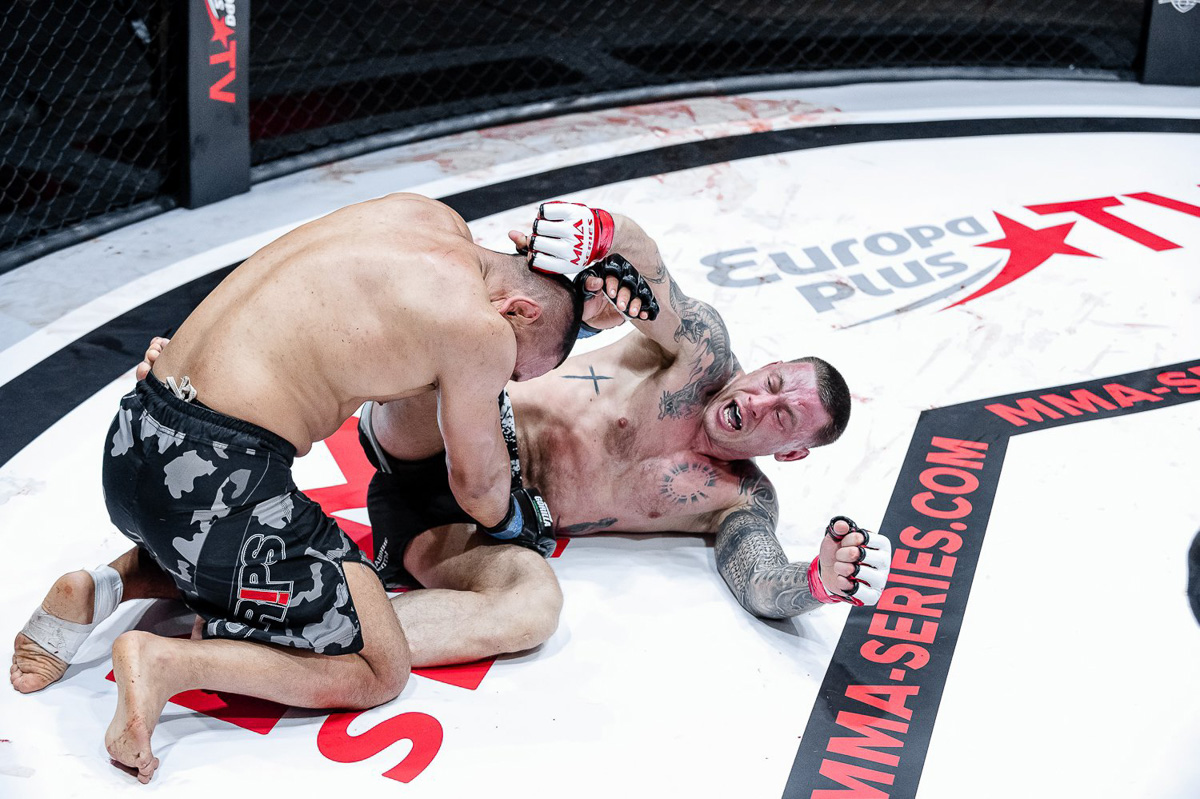 Муромский Макгрегор продолжает радовать своих фанатов. На этот раз поединок с участием Сергея Бобрышева стал лучшим в номинации «Бой года». Опять! За него проголосовали фанаты серии ММА. Самого спортсмена уже узнают на улицах и любят. Причем не только за успехи в октагоне, но и харизму.