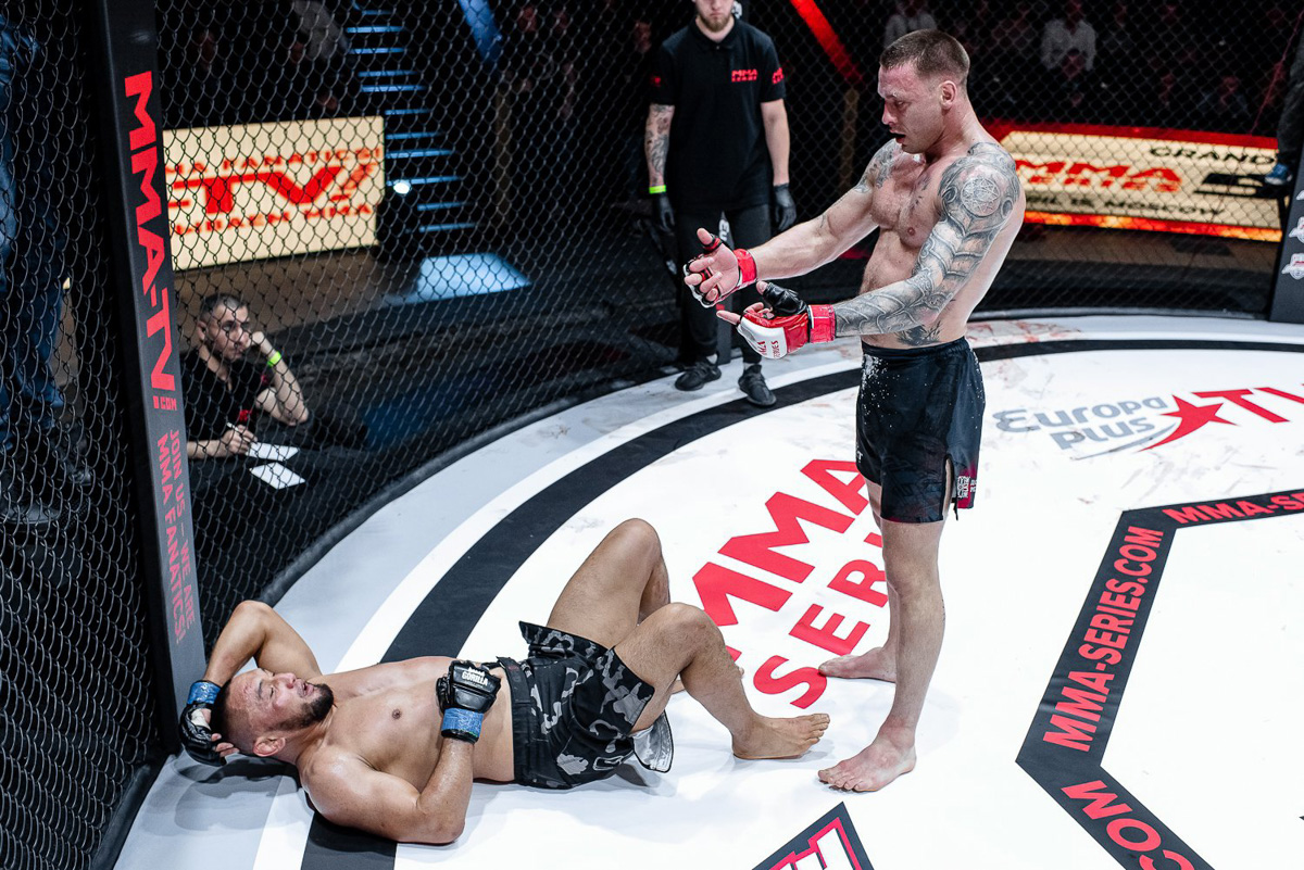 Муромский Макгрегор продолжает радовать своих фанатов. На этот раз поединок с участием Сергея Бобрышева стал лучшим в номинации «Бой года». Опять! За него проголосовали фанаты серии ММА. Самого спортсмена уже узнают на улицах и любят. Причем не только за успехи в октагоне, но и харизму.