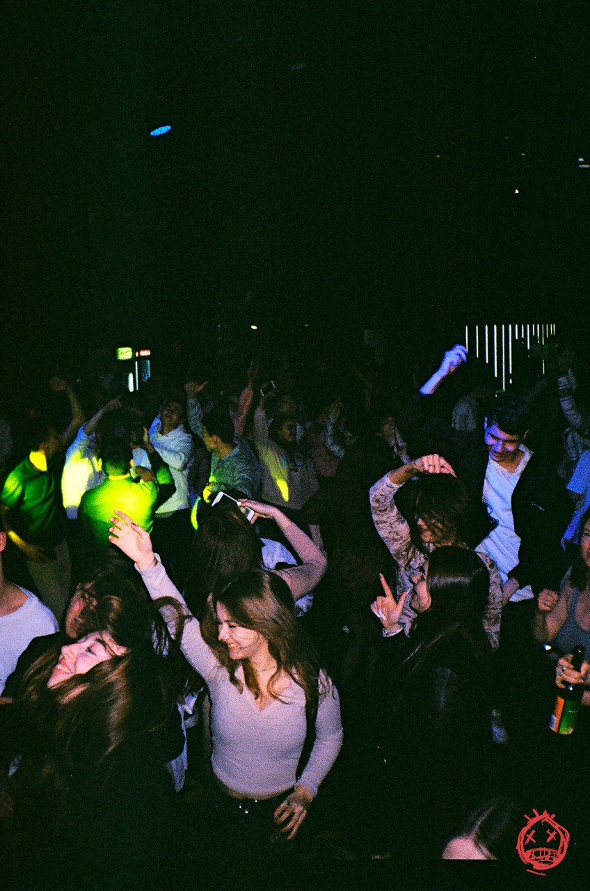 Как насчет вечеринки, на которой, кроме диджеев, есть арт-площадка, проходят перформансы и установлены тематические декорации? Нет, ехать никуда не нужно. Все случится во Владимире. Разминаемся перед рэп-трипом под аккомпанемент Бурлеска, а также знакомимся с участниками проекта, воздвигнутого в 2021 году безымянным и безликим Основателем.