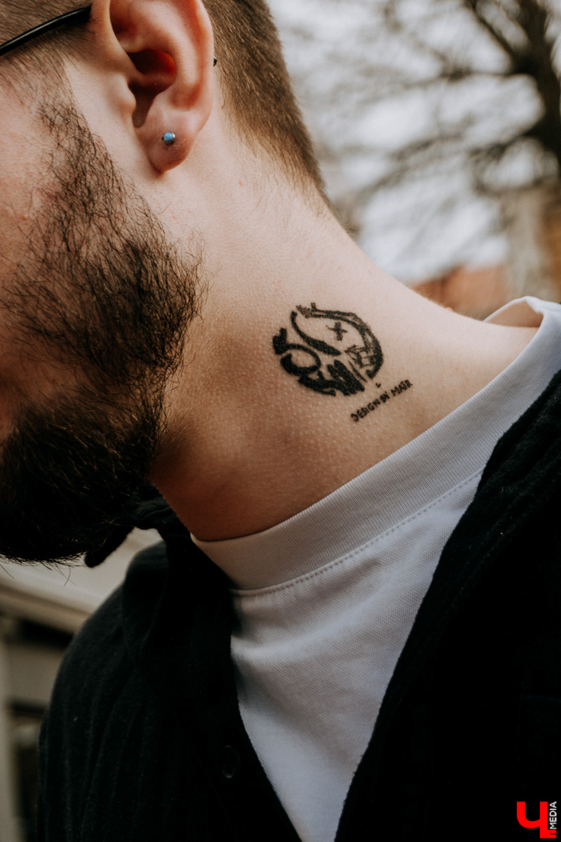 Как насчет вечеринки, на которой, кроме диджеев, есть арт-площадка, проходят перформансы и установлены тематические декорации? Нет, ехать никуда не нужно. Все случится во Владимире. Разминаемся перед рэп-трипом под аккомпанемент Бурлеска, а также знакомимся с участниками проекта, воздвигнутого в 2021 году безымянным и безликим Основателем.