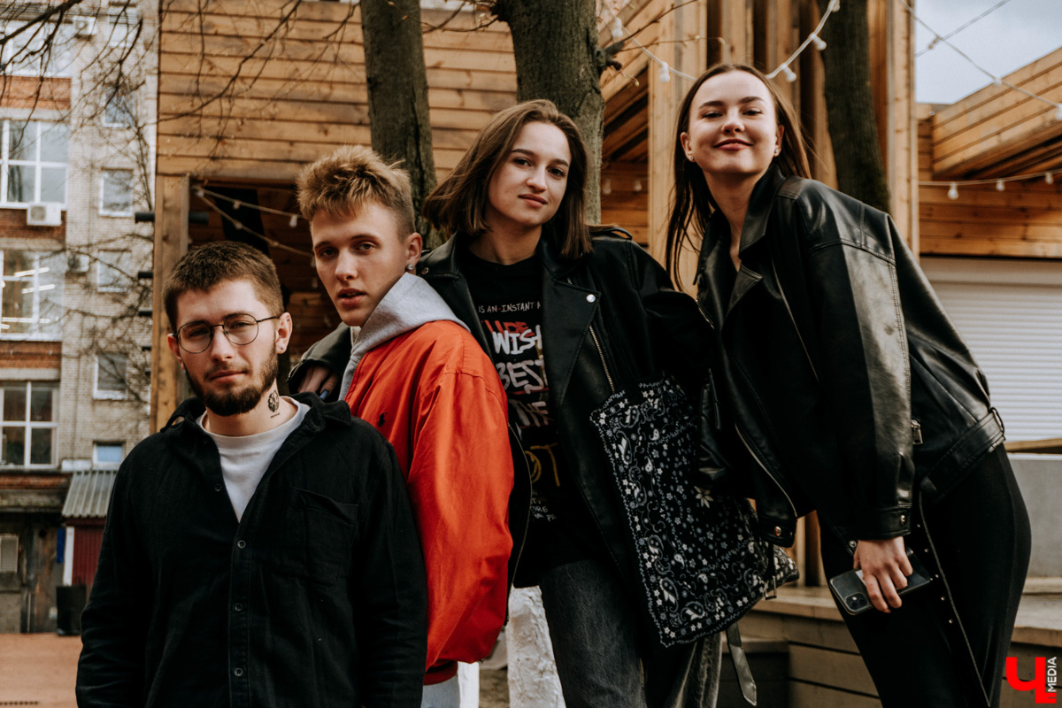 Как насчет вечеринки, на которой, кроме диджеев, есть арт-площадка, проходят перформансы и установлены тематические декорации? Нет, ехать никуда не нужно. Все случится во Владимире. Разминаемся перед рэп-трипом под аккомпанемент Бурлеска, а также знакомимся с участниками проекта, воздвигнутого в 2021 году безымянным и безликим Основателем.