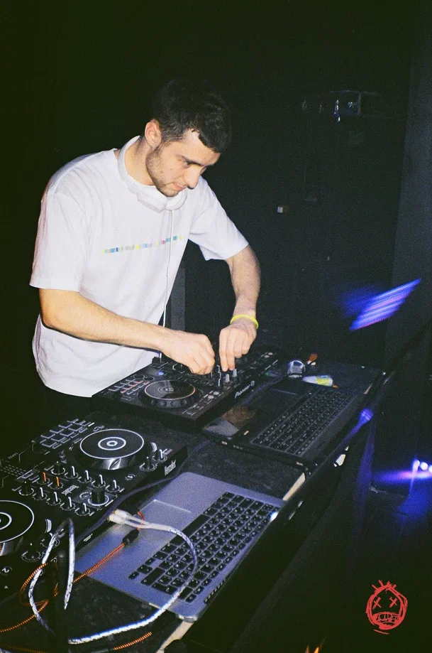 Как насчет вечеринки, на которой, кроме диджеев, есть арт-площадка, проходят перформансы и установлены тематические декорации? Нет, ехать никуда не нужно. Все случится во Владимире. Разминаемся перед рэп-трипом под аккомпанемент Бурлеска, а также знакомимся с участниками проекта, воздвигнутого в 2021 году безымянным и безликим Основателем.