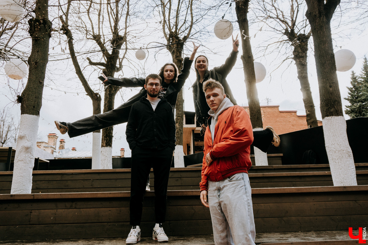 Как насчет вечеринки, на которой, кроме диджеев, есть арт-площадка, проходят перформансы и установлены тематические декорации? Нет, ехать никуда не нужно. Все случится во Владимире. Разминаемся перед рэп-трипом под аккомпанемент Бурлеска, а также знакомимся с участниками проекта, воздвигнутого в 2021 году безымянным и безликим Основателем.