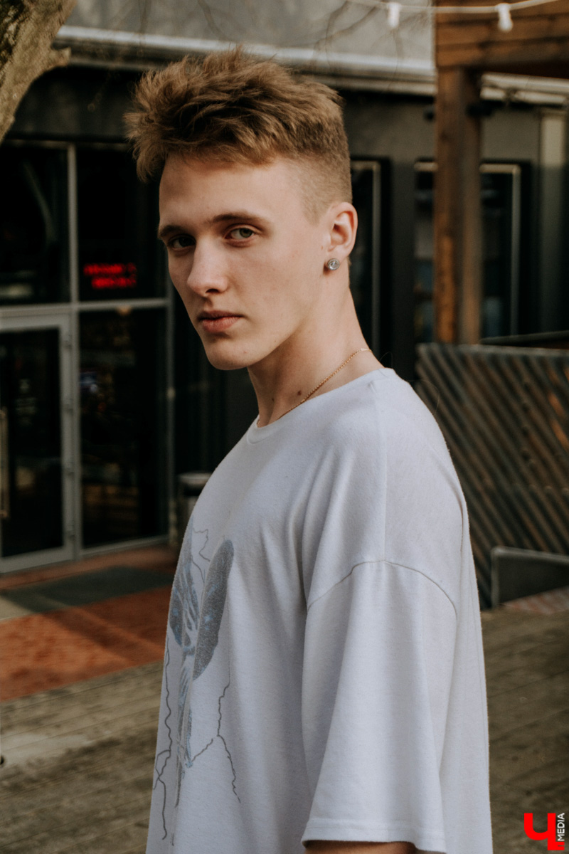 Как насчет вечеринки, на которой, кроме диджеев, есть арт-площадка, проходят перформансы и установлены тематические декорации? Нет, ехать никуда не нужно. Все случится во Владимире. Разминаемся перед рэп-трипом под аккомпанемент Бурлеска, а также знакомимся с участниками проекта, воздвигнутого в 2021 году безымянным и безликим Основателем.