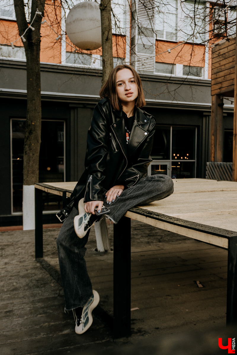 Как насчет вечеринки, на которой, кроме диджеев, есть арт-площадка, проходят перформансы и установлены тематические декорации? Нет, ехать никуда не нужно. Все случится во Владимире. Разминаемся перед рэп-трипом под аккомпанемент Бурлеска, а также знакомимся с участниками проекта, воздвигнутого в 2021 году безымянным и безликим Основателем.