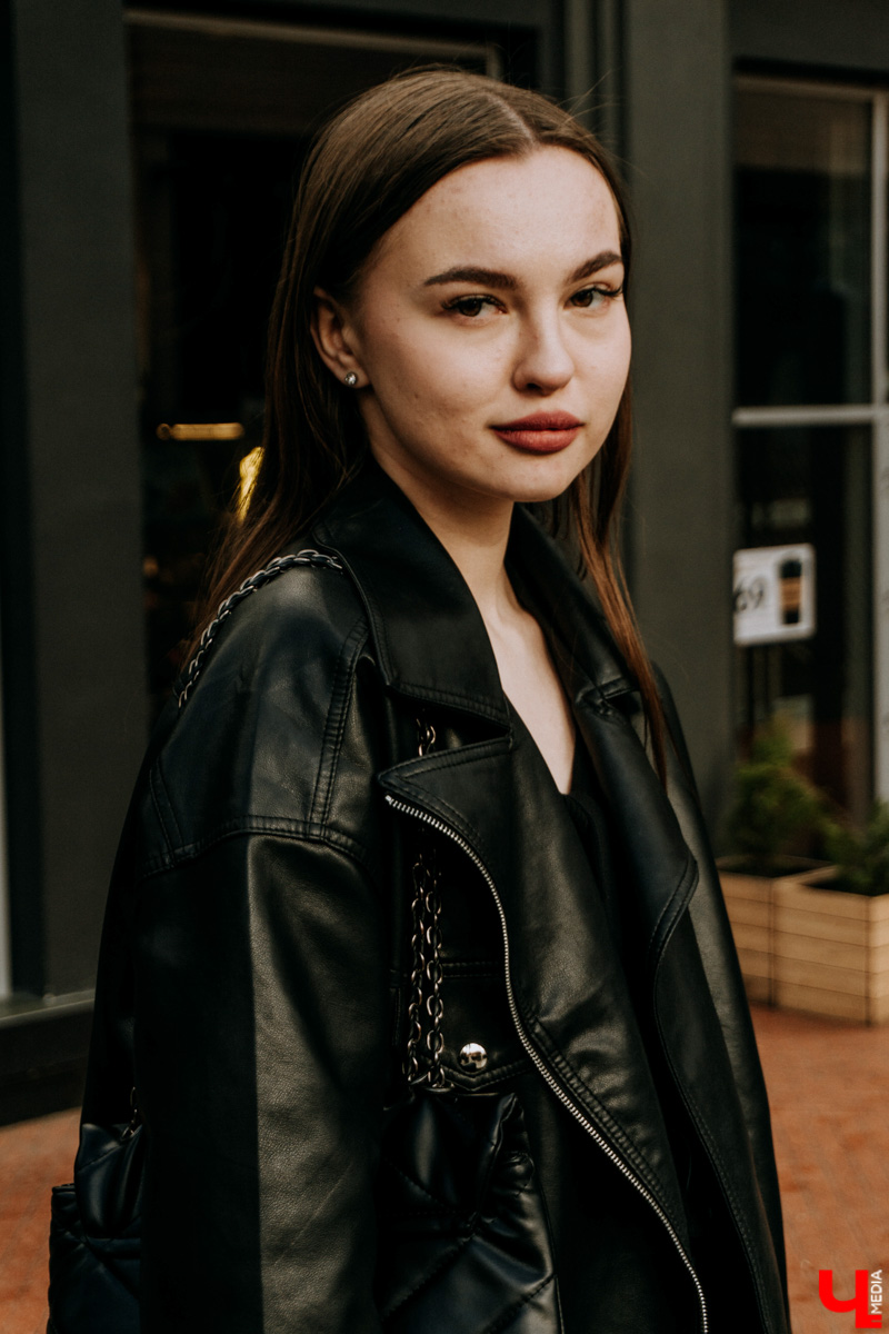 Как насчет вечеринки, на которой, кроме диджеев, есть арт-площадка, проходят перформансы и установлены тематические декорации? Нет, ехать никуда не нужно. Все случится во Владимире. Разминаемся перед рэп-трипом под аккомпанемент Бурлеска, а также знакомимся с участниками проекта, воздвигнутого в 2021 году безымянным и безликим Основателем.