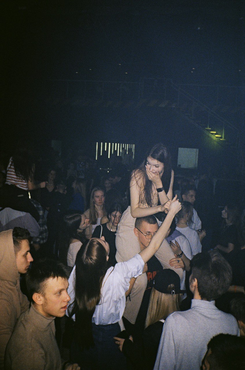 Как насчет вечеринки, на которой, кроме диджеев, есть арт-площадка, проходят перформансы и установлены тематические декорации? Нет, ехать никуда не нужно. Все случится во Владимире. Разминаемся перед рэп-трипом под аккомпанемент Бурлеска, а также знакомимся с участниками проекта, воздвигнутого в 2021 году безымянным и безликим Основателем.