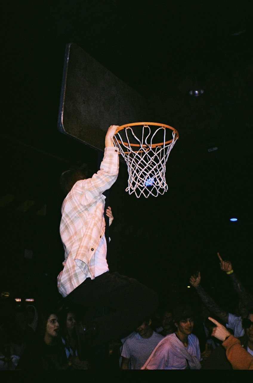 Как насчет вечеринки, на которой, кроме диджеев, есть арт-площадка, проходят перформансы и установлены тематические декорации? Нет, ехать никуда не нужно. Все случится во Владимире. Разминаемся перед рэп-трипом под аккомпанемент Бурлеска, а также знакомимся с участниками проекта, воздвигнутого в 2021 году безымянным и безликим Основателем.