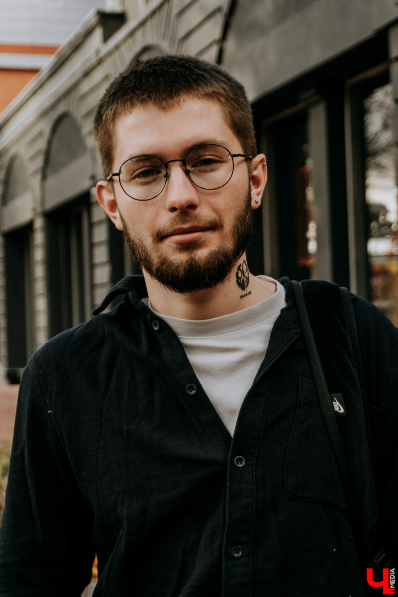 Как насчет вечеринки, на которой, кроме диджеев, есть арт-площадка, проходят перформансы и установлены тематические декорации? Нет, ехать никуда не нужно. Все случится во Владимире. Разминаемся перед рэп-трипом под аккомпанемент Бурлеска, а также знакомимся с участниками проекта, воздвигнутого в 2021 году безымянным и безликим Основателем.