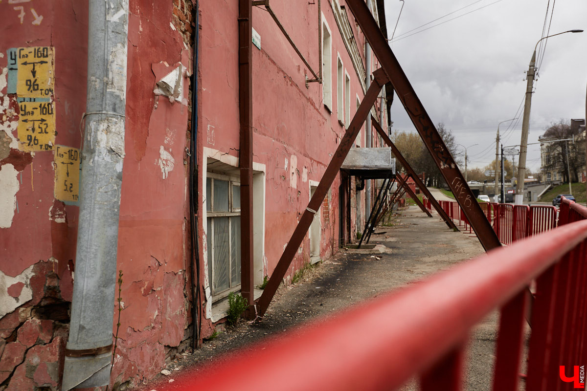 Аварийные дома в самом центре Владимира могут быть снесены в этом году. Работы на некоторых из них уже стартовали. Так, ветхое строение бывшего областного сборного пункта призывников в процессе демонтажа. И это только один из объектов
