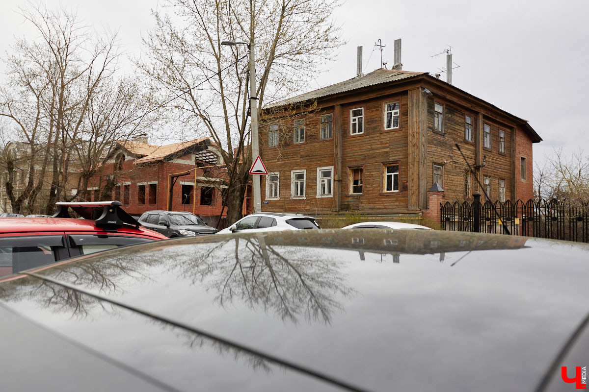 Аварийные дома в самом центре Владимира могут быть снесены в этом году. Работы на некоторых из них уже стартовали. Так, ветхое строение бывшего областного сборного пункта призывников в процессе демонтажа. И это только один из объектов