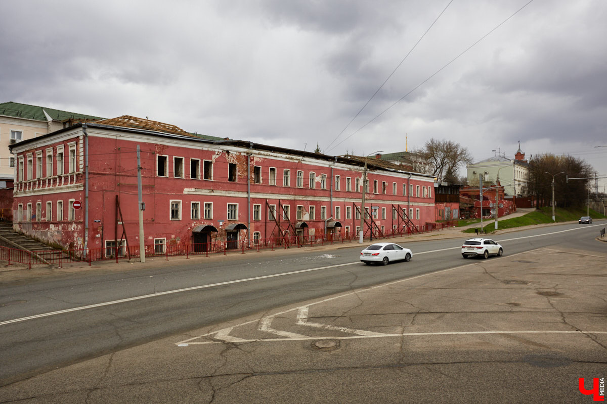 Аварийные дома в самом центре Владимира могут быть снесены в этом году. Работы на некоторых из них уже стартовали. Так, ветхое строение бывшего областного сборного пункта призывников в процессе демонтажа. И это только один из объектов