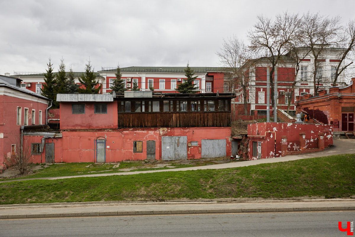 Аварийные дома в самом центре Владимира могут быть снесены в этом году. Работы на некоторых из них уже стартовали. Так, ветхое строение бывшего областного сборного пункта призывников в процессе демонтажа. И это только один из объектов