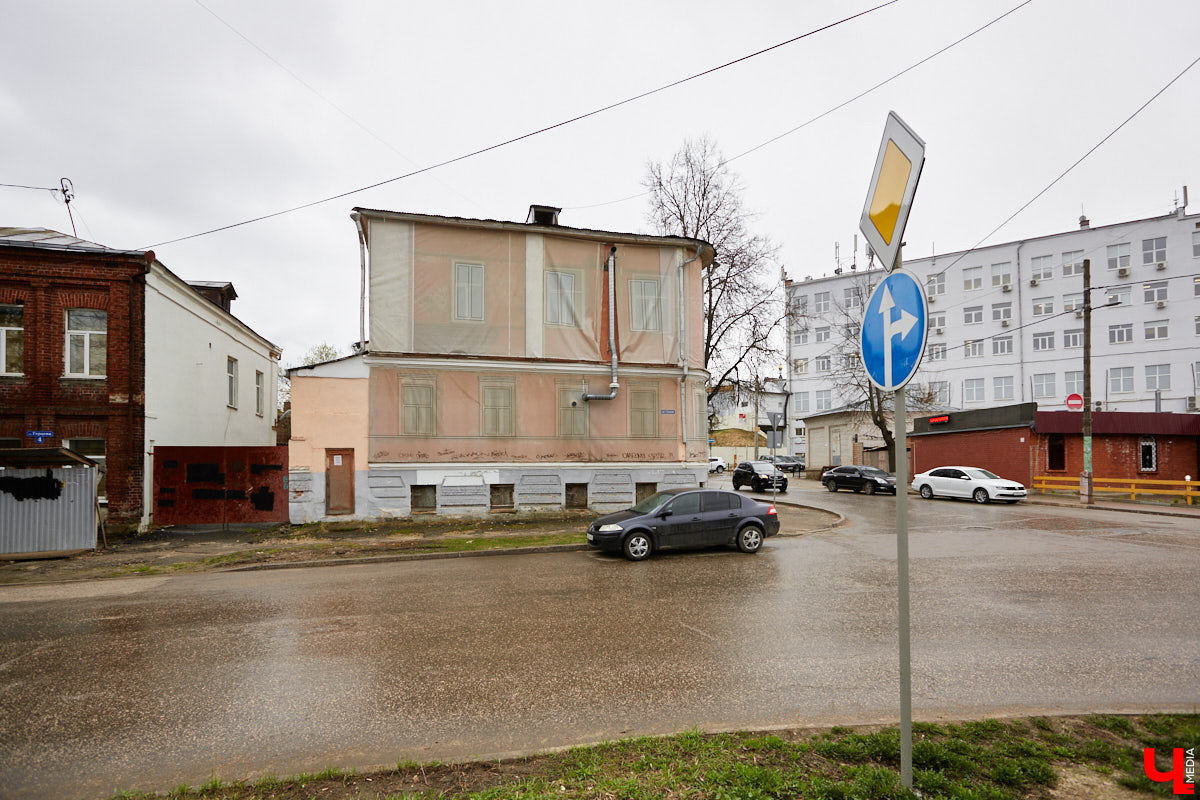 Аварийные дома в самом центре Владимира могут быть снесены в этом году. Работы на некоторых из них уже стартовали. Так, ветхое строение бывшего областного сборного пункта призывников в процессе демонтажа. И это только один из объектов