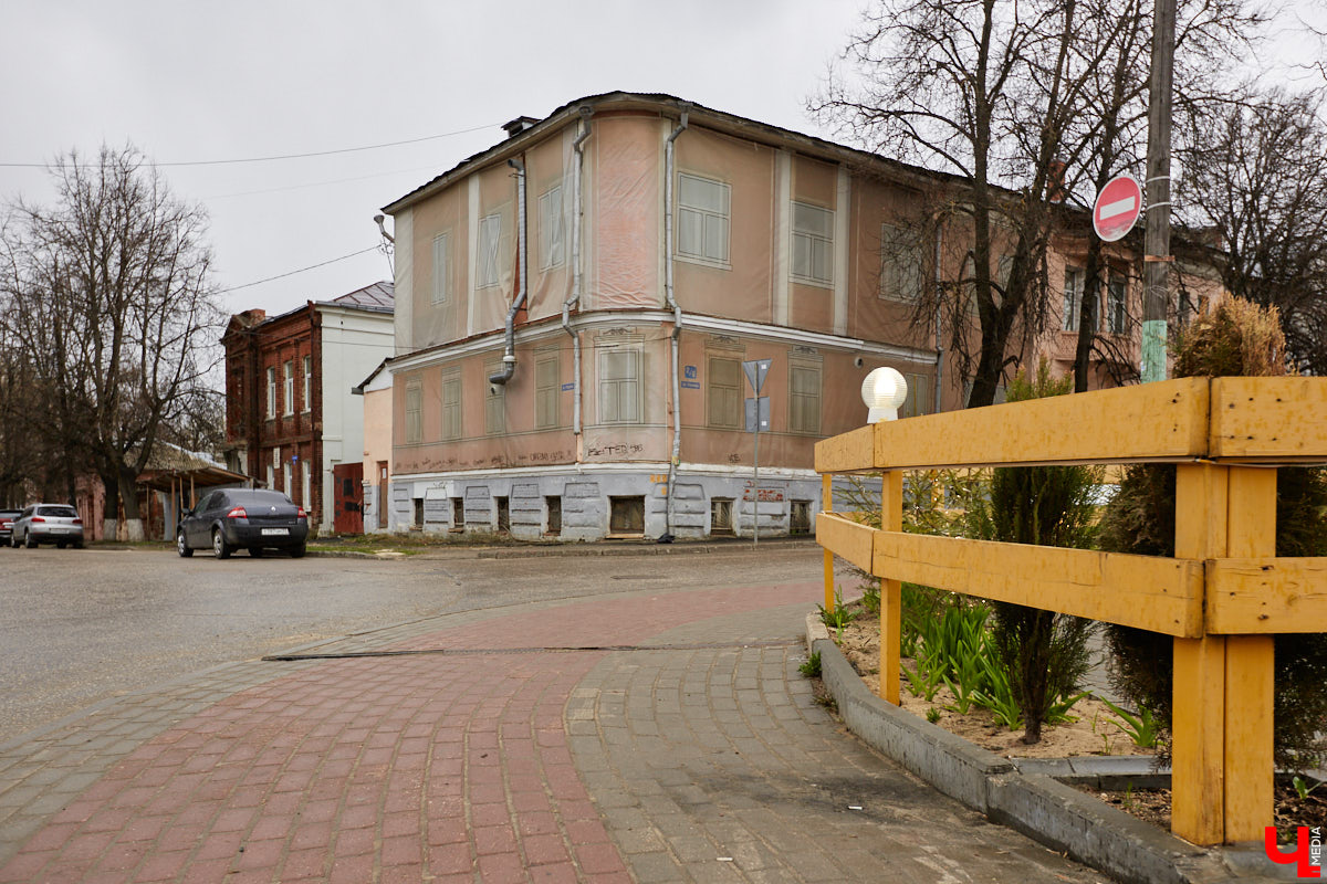 Аварийные дома в самом центре Владимира могут быть снесены в этом году. Работы на некоторых из них уже стартовали. Так, ветхое строение бывшего областного сборного пункта призывников в процессе демонтажа. И это только один из объектов