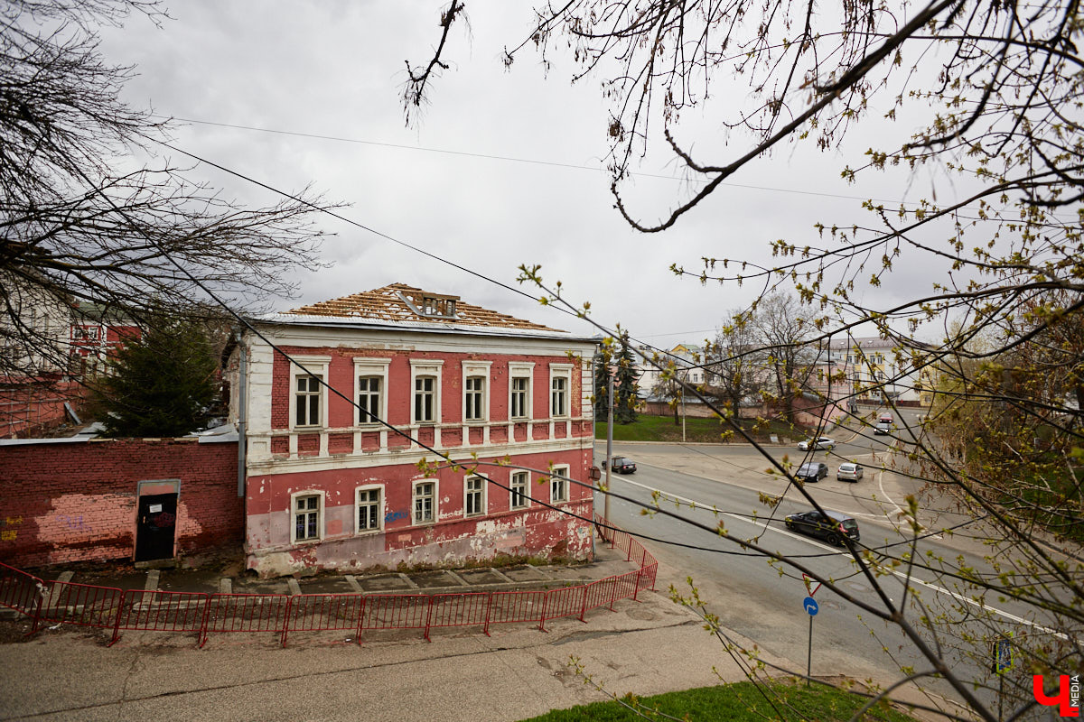 Аварийные дома в самом центре Владимира могут быть снесены в этом году. Работы на некоторых из них уже стартовали. Так, ветхое строение бывшего областного сборного пункта призывников в процессе демонтажа. И это только один из объектов