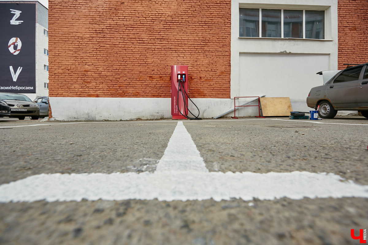 Они захватывают наш город! Эра электрокаров в столице 33-го региона официально началась: в центре открылась первая станция быстрой зарядки. Между прочим, пока единственная во всей области. Владельцы электромобилей и гибридов уже опробовали новинку