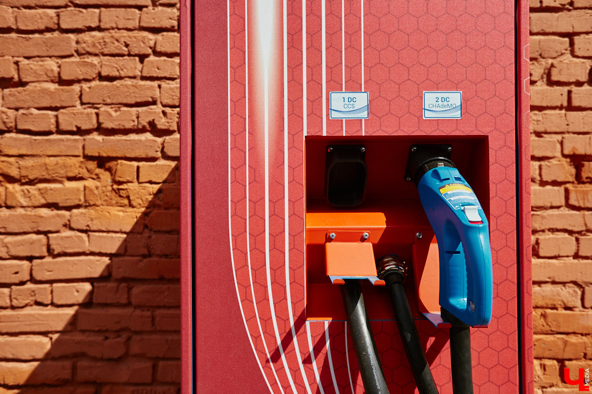 Они захватывают наш город! Эра электрокаров в столице 33-го региона официально началась: в центре открылась первая станция быстрой зарядки. Между прочим, пока единственная во всей области. Владельцы электромобилей и гибридов уже опробовали новинку