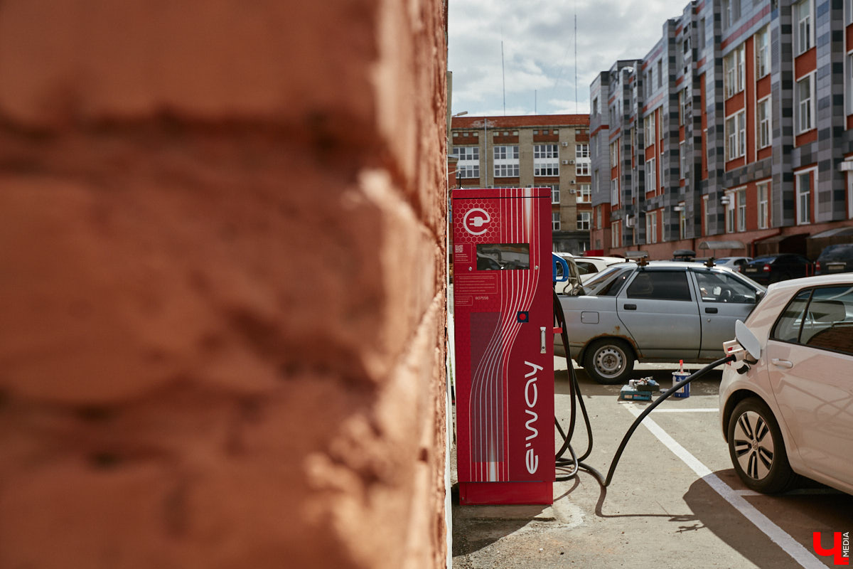 Они захватывают наш город! Эра электрокаров в столице 33-го региона официально началась: в центре открылась первая станция быстрой зарядки. Между прочим, пока единственная во всей области. Владельцы электромобилей и гибридов уже опробовали новинку