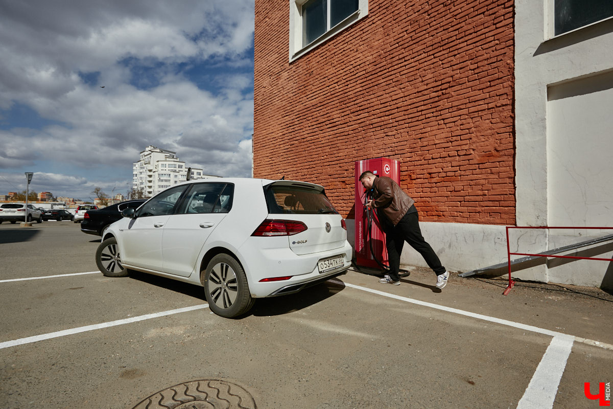Они захватывают наш город! Эра электрокаров в столице 33-го региона официально началась: в центре открылась первая станция быстрой зарядки. Между прочим, пока единственная во всей области. Владельцы электромобилей и гибридов уже опробовали новинку