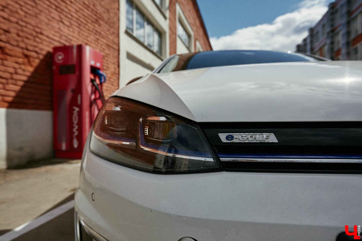 Они захватывают наш город! Эра электрокаров в столице 33-го региона официально началась: в центре открылась первая станция быстрой зарядки. Между прочим, пока единственная во всей области. Владельцы электромобилей и гибридов уже опробовали новинку