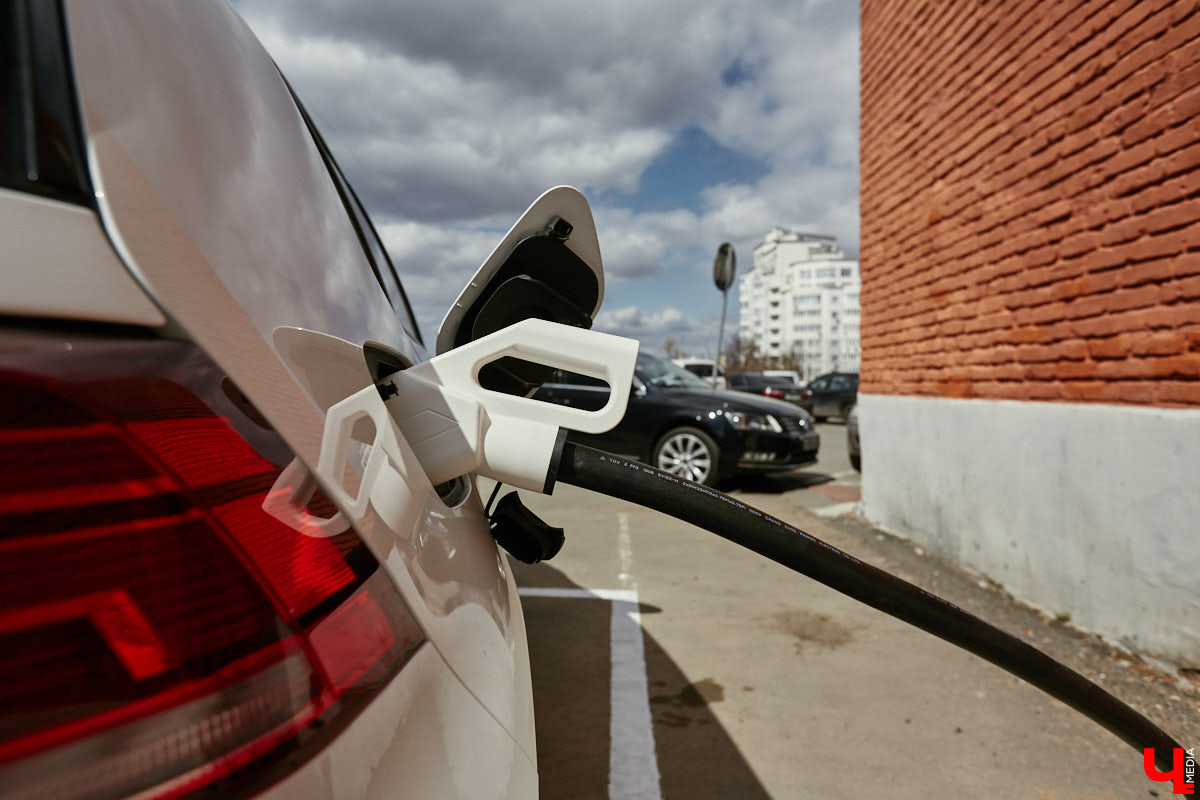 Они захватывают наш город! Эра электрокаров в столице 33-го региона официально началась: в центре открылась первая станция быстрой зарядки. Между прочим, пока единственная во всей области. Владельцы электромобилей и гибридов уже опробовали новинку