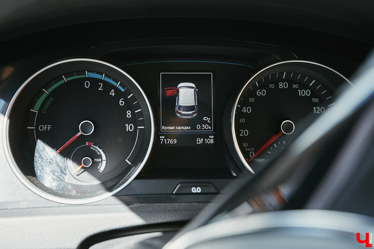 Они захватывают наш город! Эра электрокаров в столице 33-го региона официально началась: в центре открылась первая станция быстрой зарядки. Между прочим, пока единственная во всей области. Владельцы электромобилей и гибридов уже опробовали новинку