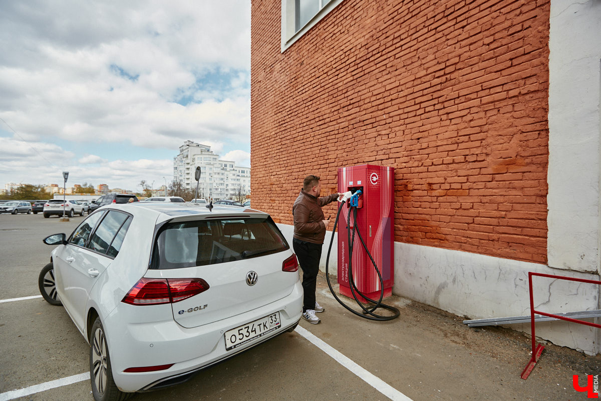Они захватывают наш город! Эра электрокаров в столице 33-го региона официально началась: в центре открылась первая станция быстрой зарядки. Между прочим, пока единственная во всей области. Владельцы электромобилей и гибридов уже опробовали новинку