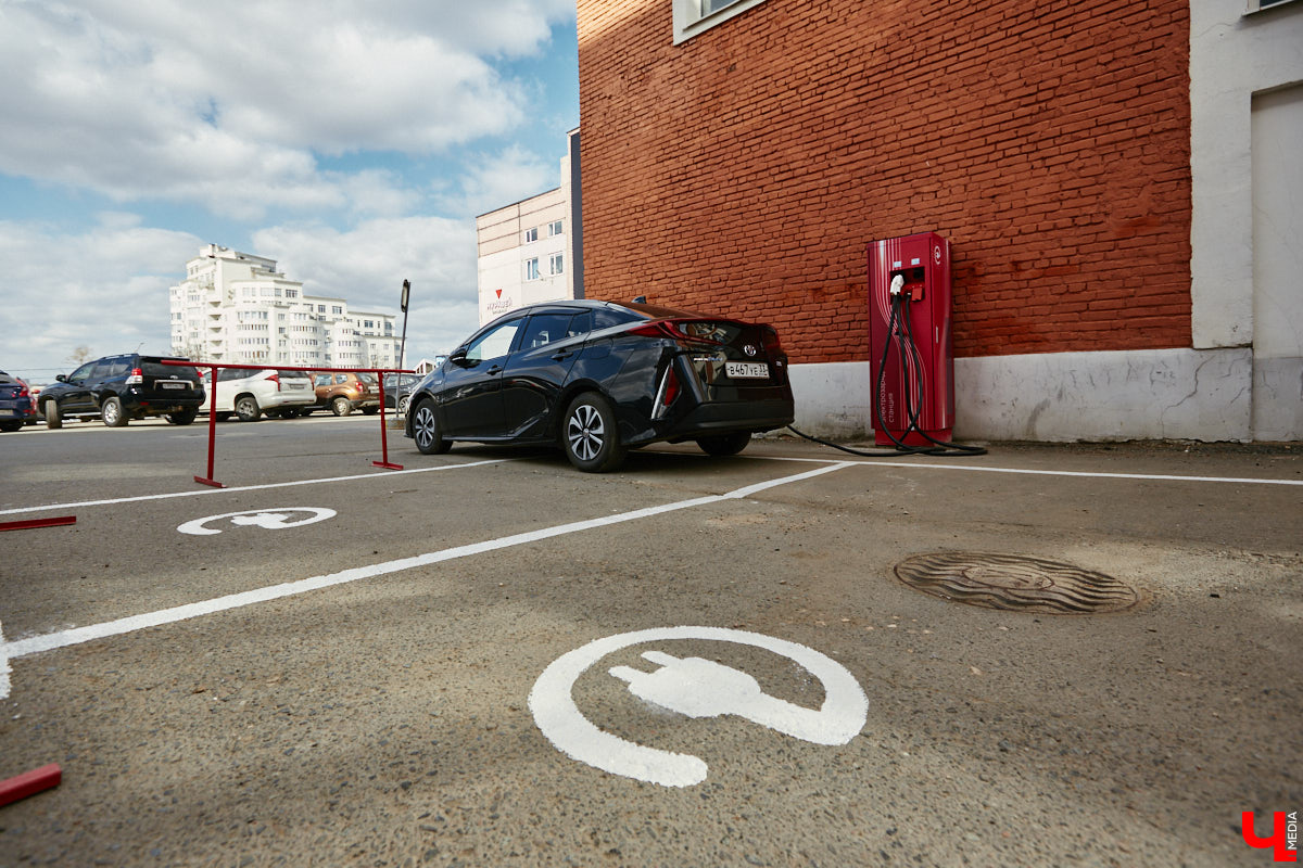 Они захватывают наш город! Эра электрокаров в столице 33-го региона официально началась: в центре открылась первая станция быстрой зарядки. Между прочим, пока единственная во всей области. Владельцы электромобилей и гибридов уже опробовали новинку