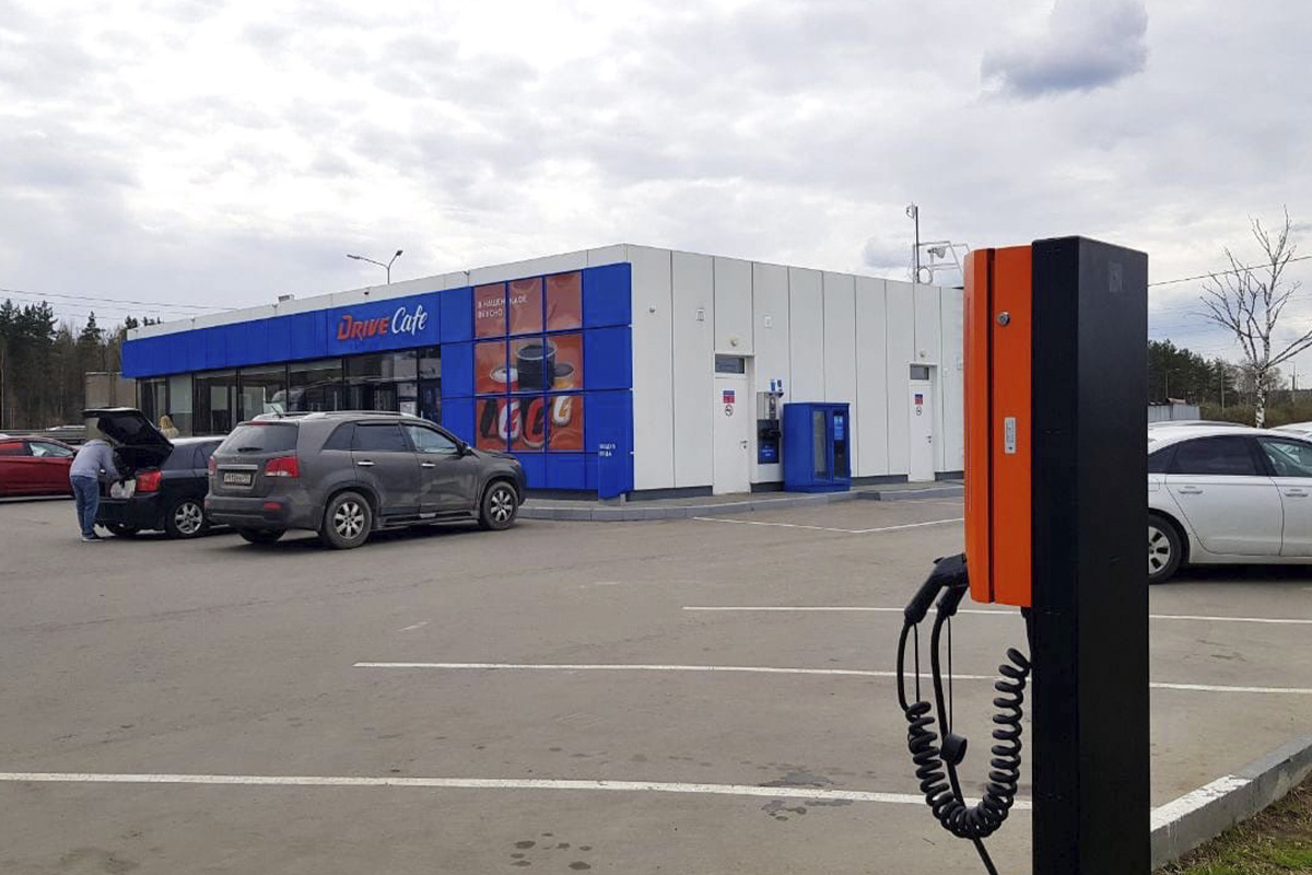 Они захватывают наш город! Эра электрокаров в столице 33-го региона официально началась: в центре открылась первая станция быстрой зарядки. Между прочим, пока единственная во всей области. Владельцы электромобилей и гибридов уже опробовали новинку