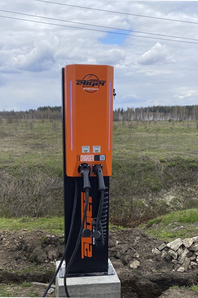 Они захватывают наш город! Эра электрокаров в столице 33-го региона официально началась: в центре открылась первая станция быстрой зарядки. Между прочим, пока единственная во всей области. Владельцы электромобилей и гибридов уже опробовали новинку