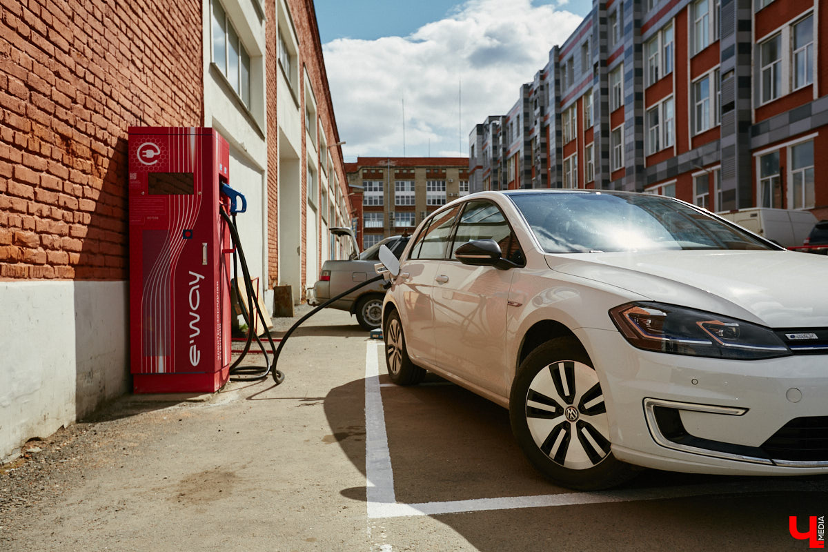 Они захватывают наш город! Эра электрокаров в столице 33-го региона официально началась: в центре открылась первая станция быстрой зарядки. Между прочим, пока единственная во всей области. Владельцы электромобилей и гибридов уже опробовали новинку