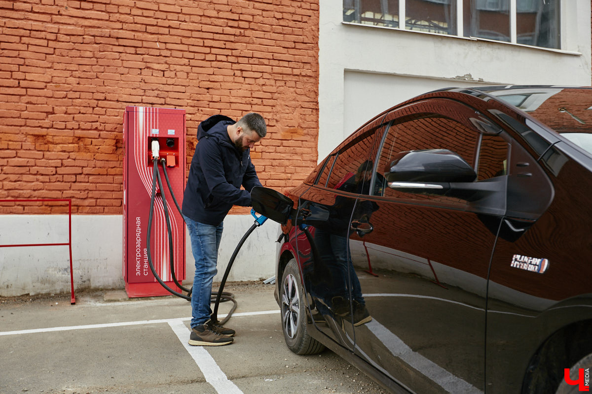Они захватывают наш город! Эра электрокаров в столице 33-го региона официально началась: в центре открылась первая станция быстрой зарядки. Между прочим, пока единственная во всей области. Владельцы электромобилей и гибридов уже опробовали новинку