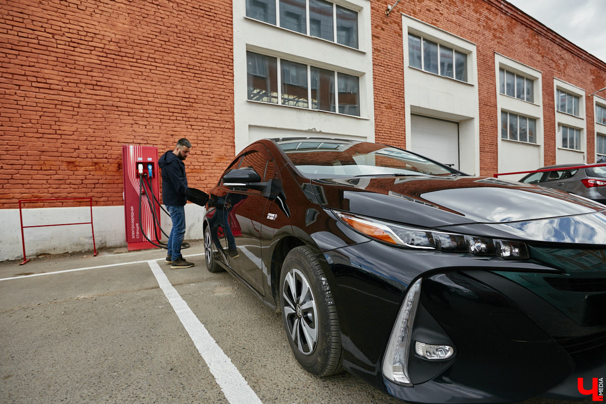 Они захватывают наш город! Эра электрокаров в столице 33-го региона официально началась: в центре открылась первая станция быстрой зарядки. Между прочим, пока единственная во всей области. Владельцы электромобилей и гибридов уже опробовали новинку