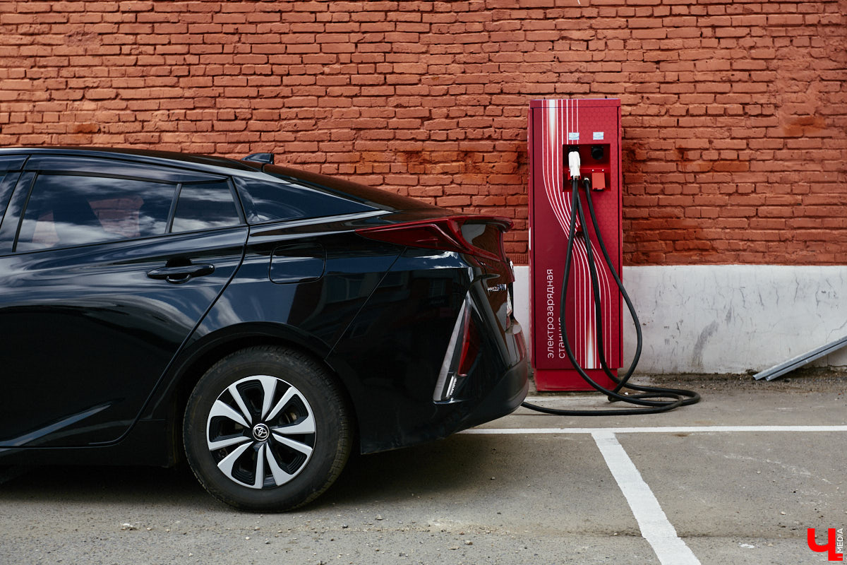 Они захватывают наш город! Эра электрокаров в столице 33-го региона официально началась: в центре открылась первая станция быстрой зарядки. Между прочим, пока единственная во всей области. Владельцы электромобилей и гибридов уже опробовали новинку