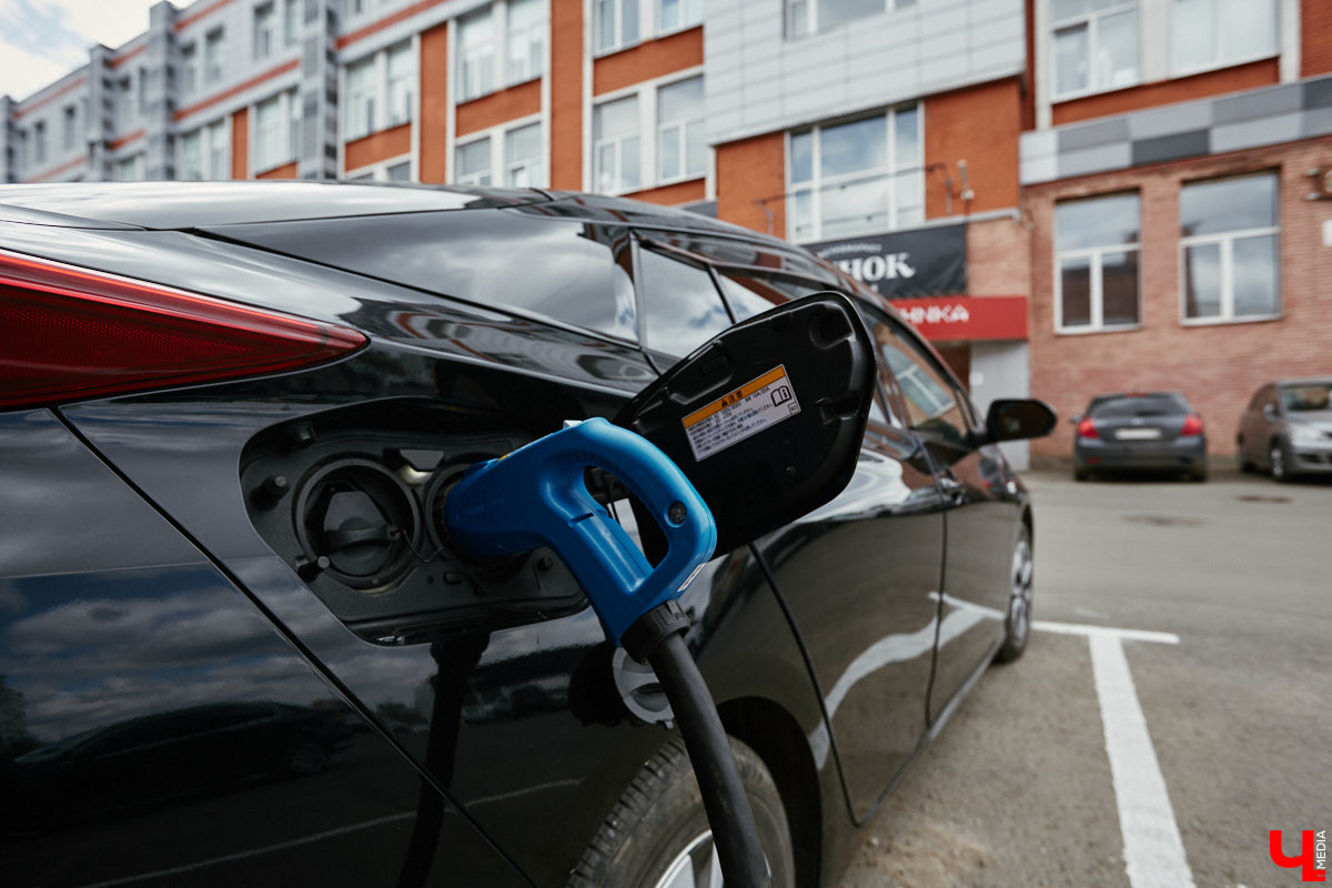 Они захватывают наш город! Эра электрокаров в столице 33-го региона официально началась: в центре открылась первая станция быстрой зарядки. Между прочим, пока единственная во всей области. Владельцы электромобилей и гибридов уже опробовали новинку