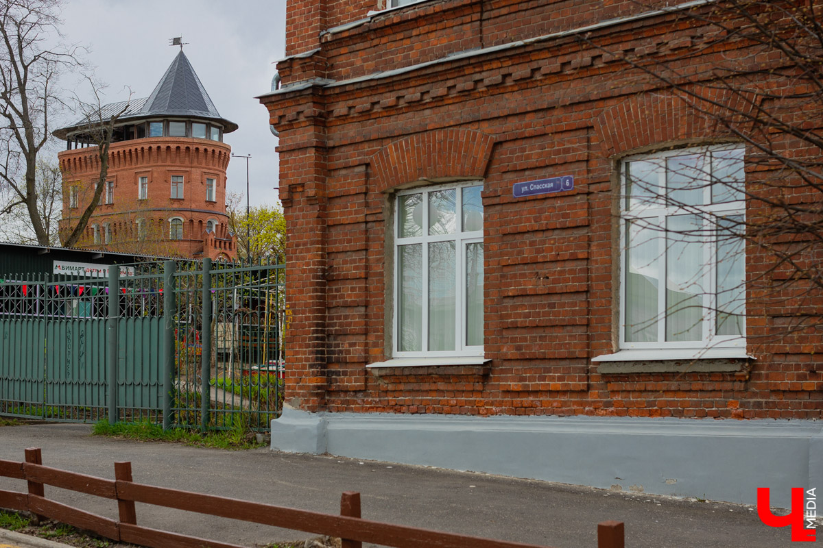 Первое родовспомогательное учреждение, так называемый родильный приют, было построено в нашем городе в 1903 году на улице Спасской. В нем же разместились первые в городе ясли и школа повивальных бабок