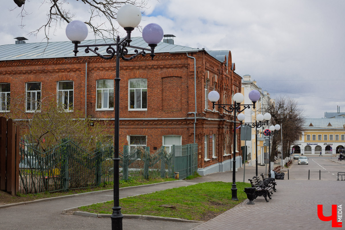 Первое родовспомогательное учреждение, так называемый родильный приют, было построено в нашем городе в 1903 году на улице Спасской. В нем же разместились первые в городе ясли и школа повивальных бабок