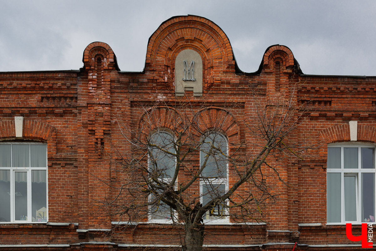 Первое родовспомогательное учреждение, так называемый родильный приют, было построено в нашем городе в 1903 году на улице Спасской. В нем же разместились первые в городе ясли и школа повивальных бабок