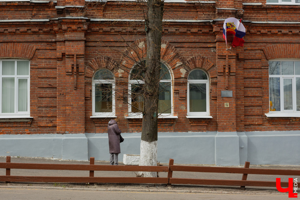 Первое родовспомогательное учреждение, так называемый родильный приют, было построено в нашем городе в 1903 году на улице Спасской. В нем же разместились первые в городе ясли и школа повивальных бабок