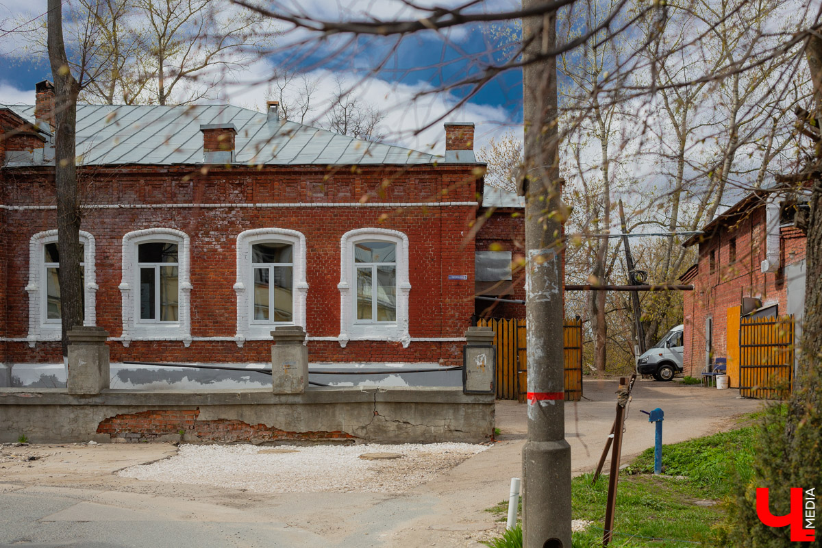 Первое родовспомогательное учреждение, так называемый родильный приют, было построено в нашем городе в 1903 году на улице Спасской. В нем же разместились первые в городе ясли и школа повивальных бабок