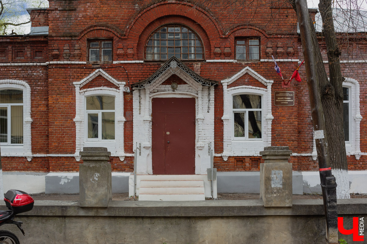 Первое родовспомогательное учреждение, так называемый родильный приют, было построено в нашем городе в 1903 году на улице Спасской. В нем же разместились первые в городе ясли и школа повивальных бабок