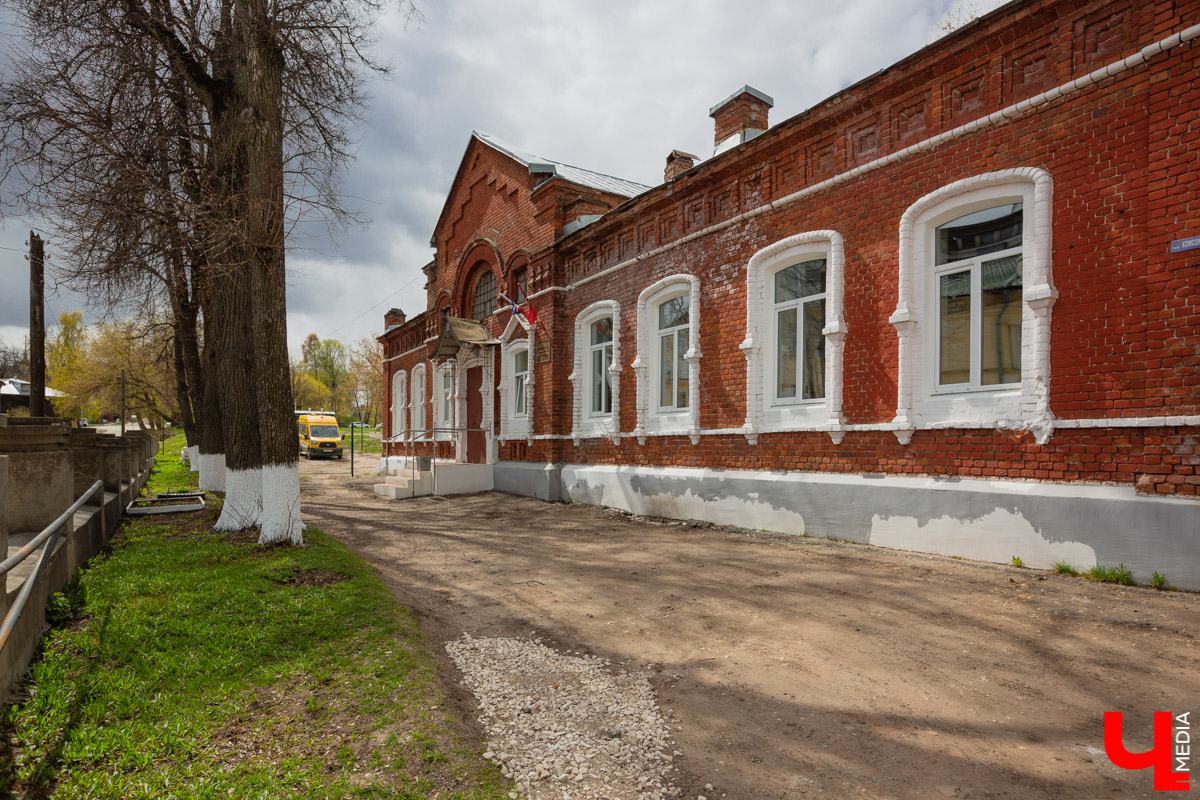 Первое родовспомогательное учреждение, так называемый родильный приют, было построено в нашем городе в 1903 году на улице Спасской. В нем же разместились первые в городе ясли и школа повивальных бабок